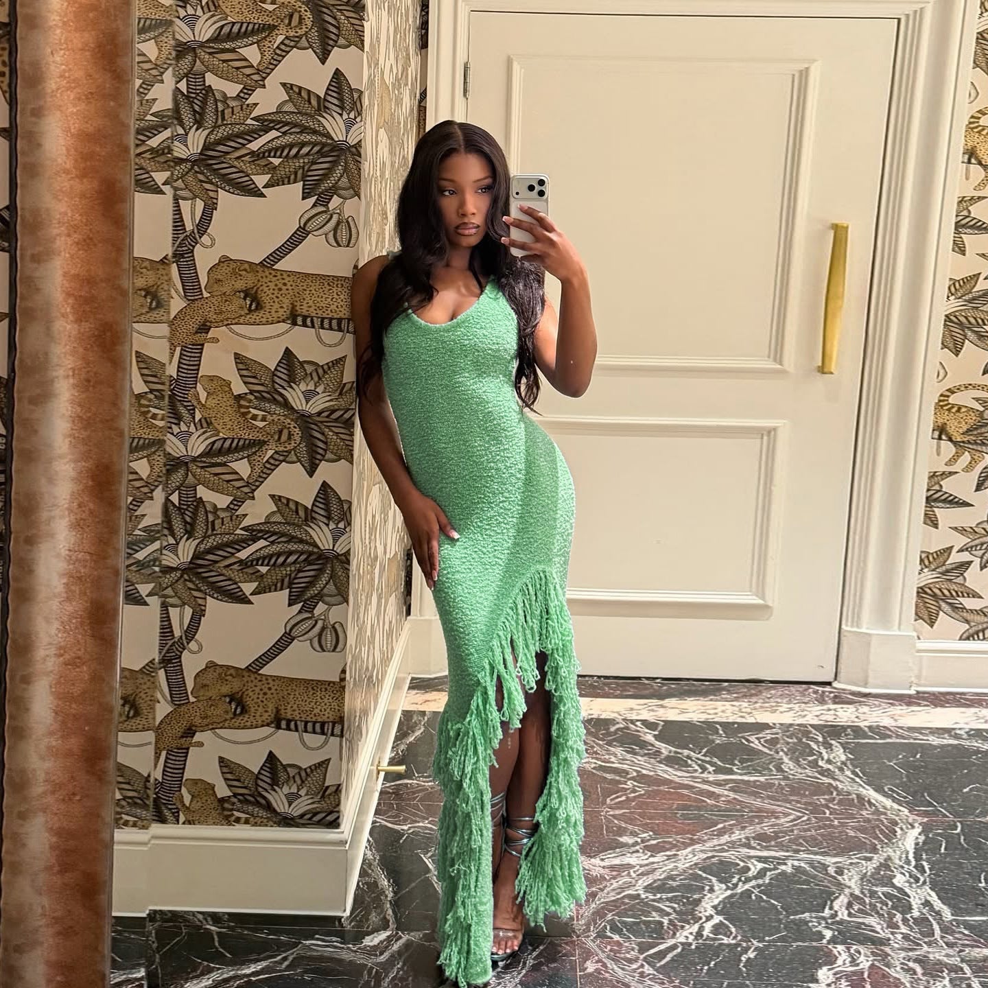 U-neck sleeveless tight fitting dress